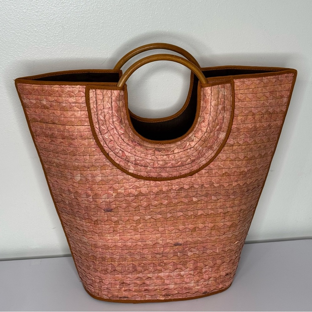 Hand-woven Straw Boho Handbag with Wood Round Top Handle - Picture 4 of 5